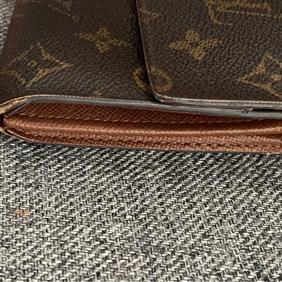 Louis Vuitton Monogram Sarah Wallet - Picture 9 of 13